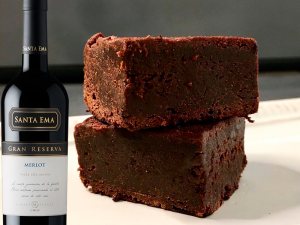Brownie con botella de Santa Ema Gran Reserva Merlot